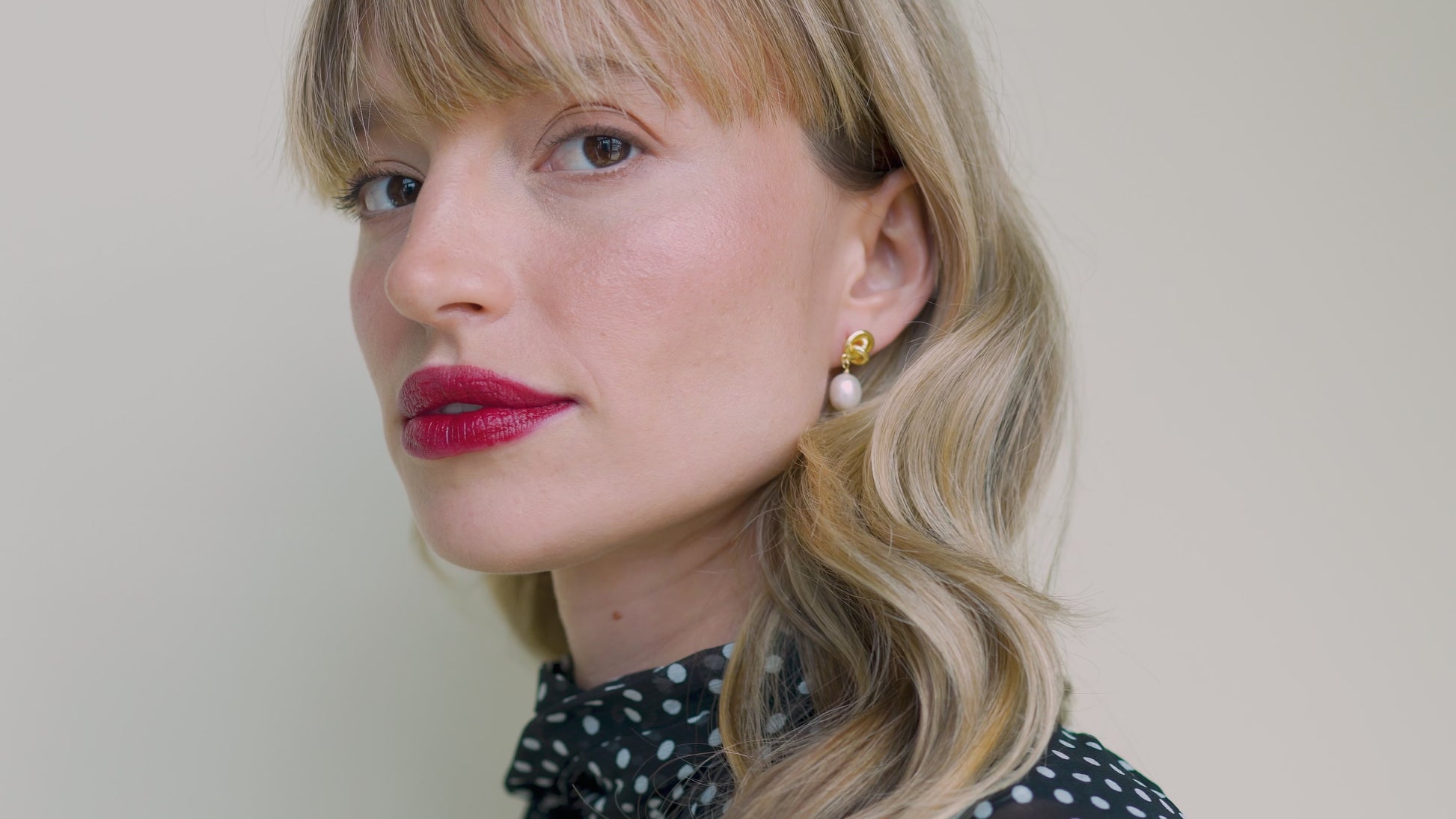 JaxKelly's Pearl Knot earrings on a model.